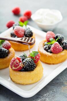 tazas de postre con bayas frescas foto