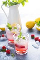 limonada de limón y frambuesa para los días de verano foto