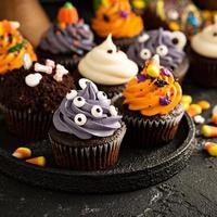 cupcakes y golosinas festivas de halloween foto