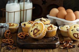 muffins de chispas de chocolate y pretzels foto