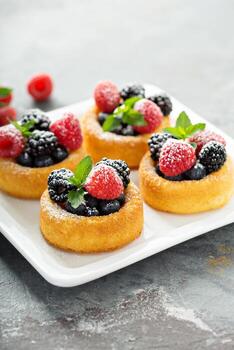 tazas de postre con bayas frescas foto