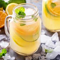 limonada de cítricos en tarros de albañil foto