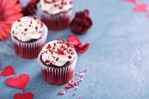 pastelitos de terciopelo rojo para el día de san valentín foto