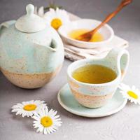 té de manzanilla en taza de cerámica hecha a mano