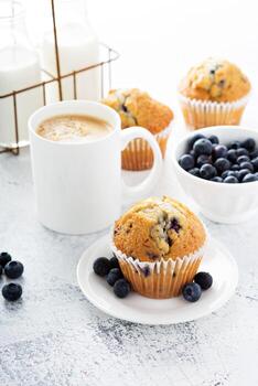 desayuno amplio y luminoso con muffin de arándanos foto
