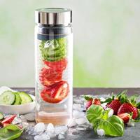 agua detox infundida con fresa foto