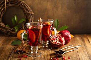 vino caliente con granada y naranja foto