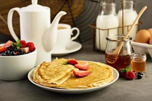 crepas finas con fresa y miel foto