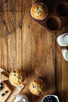 muffins de arándanos recién horneados en un entorno rústico foto