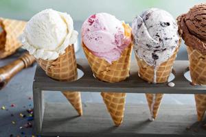 variedad de conos de helado foto
