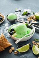 helado de lima y pistacho foto