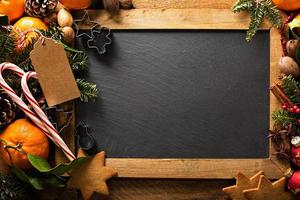 fondo de navidad con naranjas, bastones de caramelo y decoraciones foto