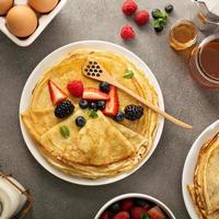 crepes finas con frutos del bosque y miel foto