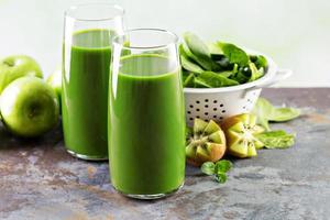 jugo verde en vasos altos foto