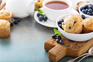 muffins de arándanos en un tazón foto