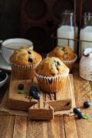 muffins de arándanos recién horneados en un entorno rústico foto