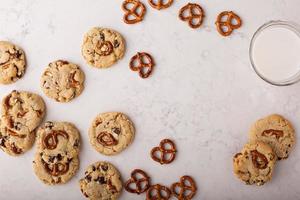 chispas de chocolate y galletas de pretzels en una mesa de mármol foto