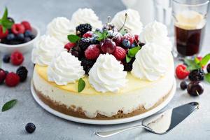 clásico pastel de queso de Nueva York decorado con crema batida foto