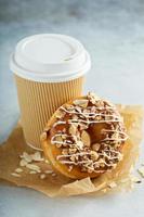 donut glaseado de almendras y caramelo con cereza foto