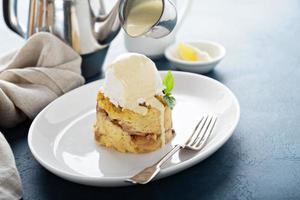 budin de pan de manzana con helado de vainilla foto