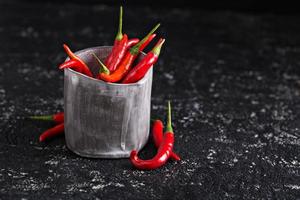 chiles rojos en una taza foto