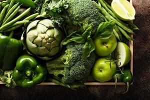 variedad de verduras y frutas verdes foto