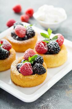 tazas de postre con bayas frescas foto