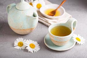 té de manzanilla en taza de cerámica hecha a mano
