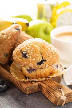 muffins de arándanos y plátano con café para el desayuno foto