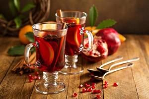 vino caliente con granada y naranja foto