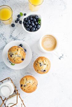desayuno amplio y luminoso con muffin de arándanos foto