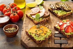 variedad de tostadas de aguacate en una tabla para cortar foto