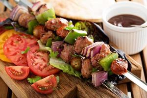 brochetas de ternera con verduras foto