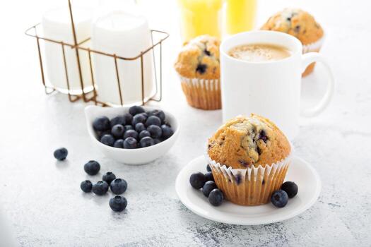 desayuno amplio y luminoso con muffin de arándanos foto