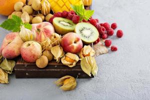 tabla de frutas tropicales frescas y maduras