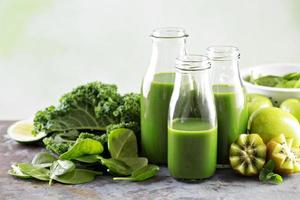 jugo verde en botellas de vidrio