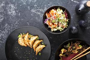 platos de cocina asiática en la vista aérea de la mesa foto