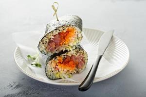 sushi o poke burrito con nori foto