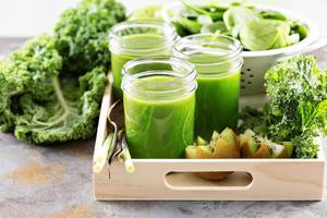 jugo verde en tarros de albañil foto