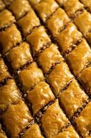 baklava casero con pistachos y avellanas foto