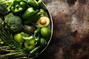 variedad de verduras y frutas verdes foto
