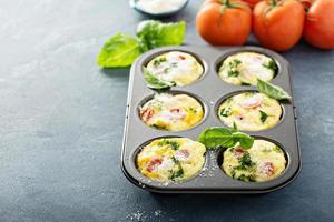muffins de huevo saludables, mini frittatas con tomates foto