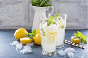 limonada clásica sobre fondo azul foto