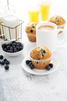 desayuno amplio y luminoso con muffin de arándanos foto