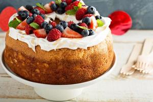 pastel de ángel con crema batida y bayas foto