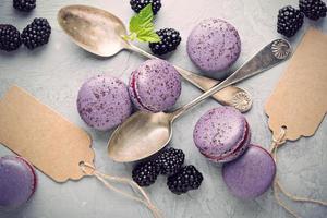 macarons franceses sobre una mesa gris foto