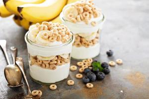 parfait de yogur con cereales y plátano foto