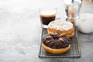 donuts de chocolate y almendras con café foto