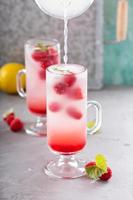 limonada de frambuesa rosa en vasos altos foto