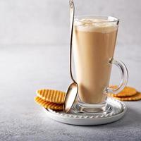 café con leche de vainilla en un vaso alto foto